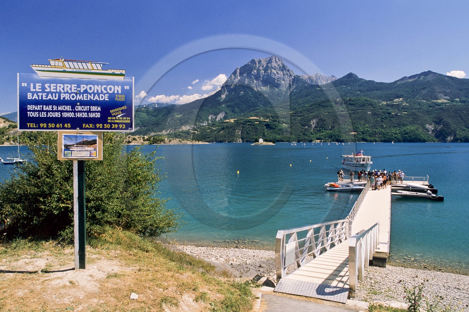 Lac de Serre-Ponçon, la baie et la Chapelle Saint-Michel,
