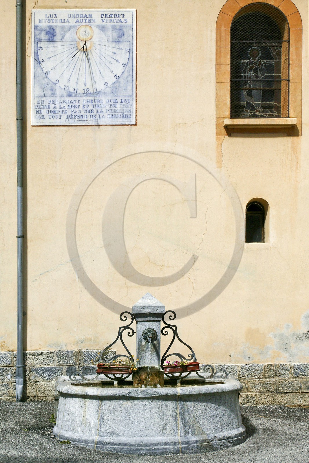 Fort Queyras, Château-Queyras, fontaine de l'église et cadran solaire