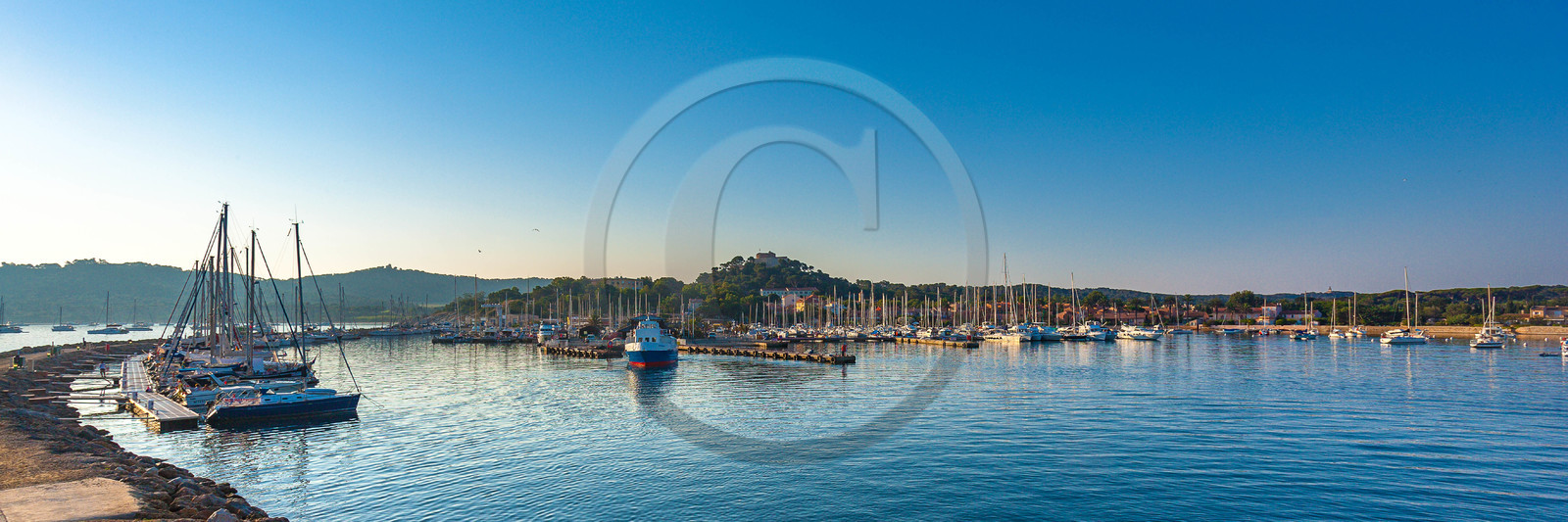 Parc national de Port-Cros, bateaux au port