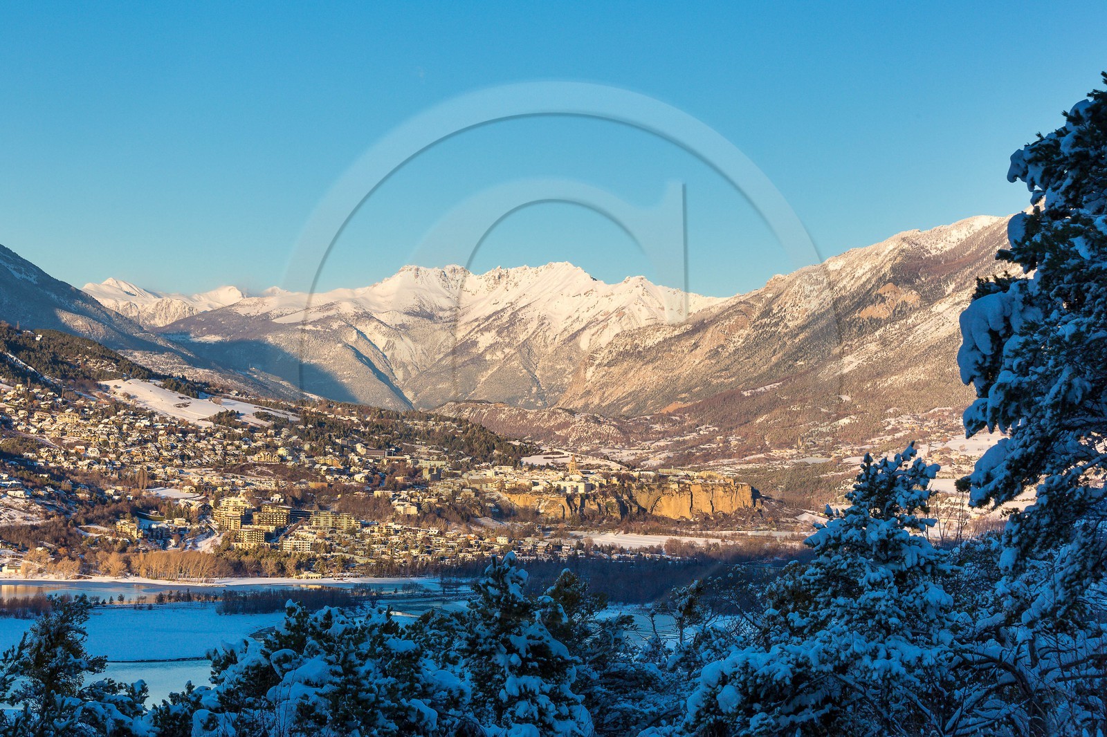 La ville d'Embrun est construite sur un roc et domine la Durance