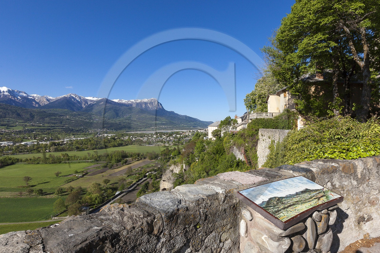 Ville d'Embrun, vue des jardins du roc