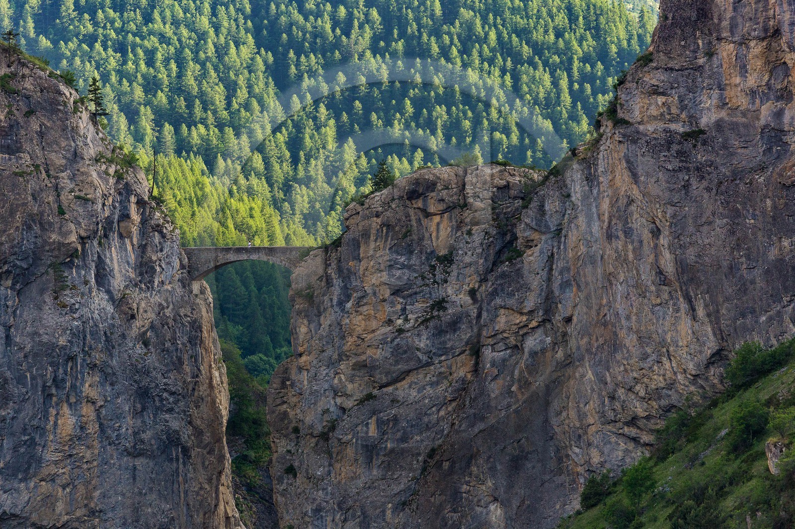 Saint-Paul-sur-Ubaye, Le pont du Châtelet domine l'Ubaye et permet d'accéder au village de Fouillouse