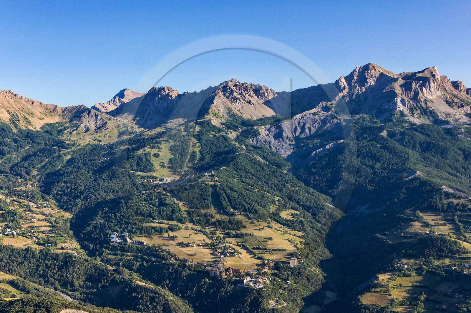 La station de ski Sauze Super-Sauze est une station village située entre 1400 et 2400 m