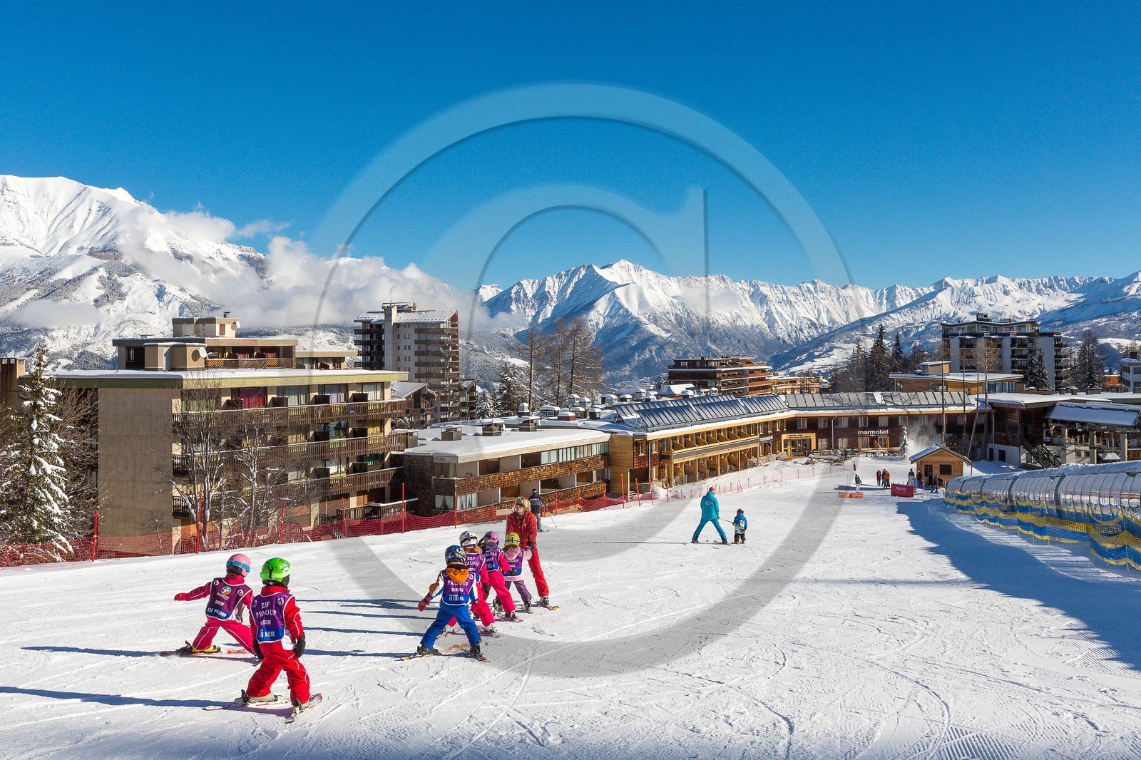 Uvernet-Fours, station de ski de Praloup, école de ski sur le front de neige