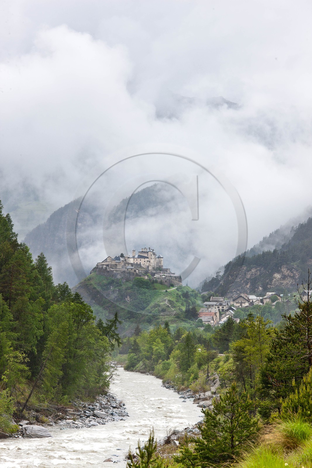 Fort Queyras, Château-Queyras et le torrent le Guil