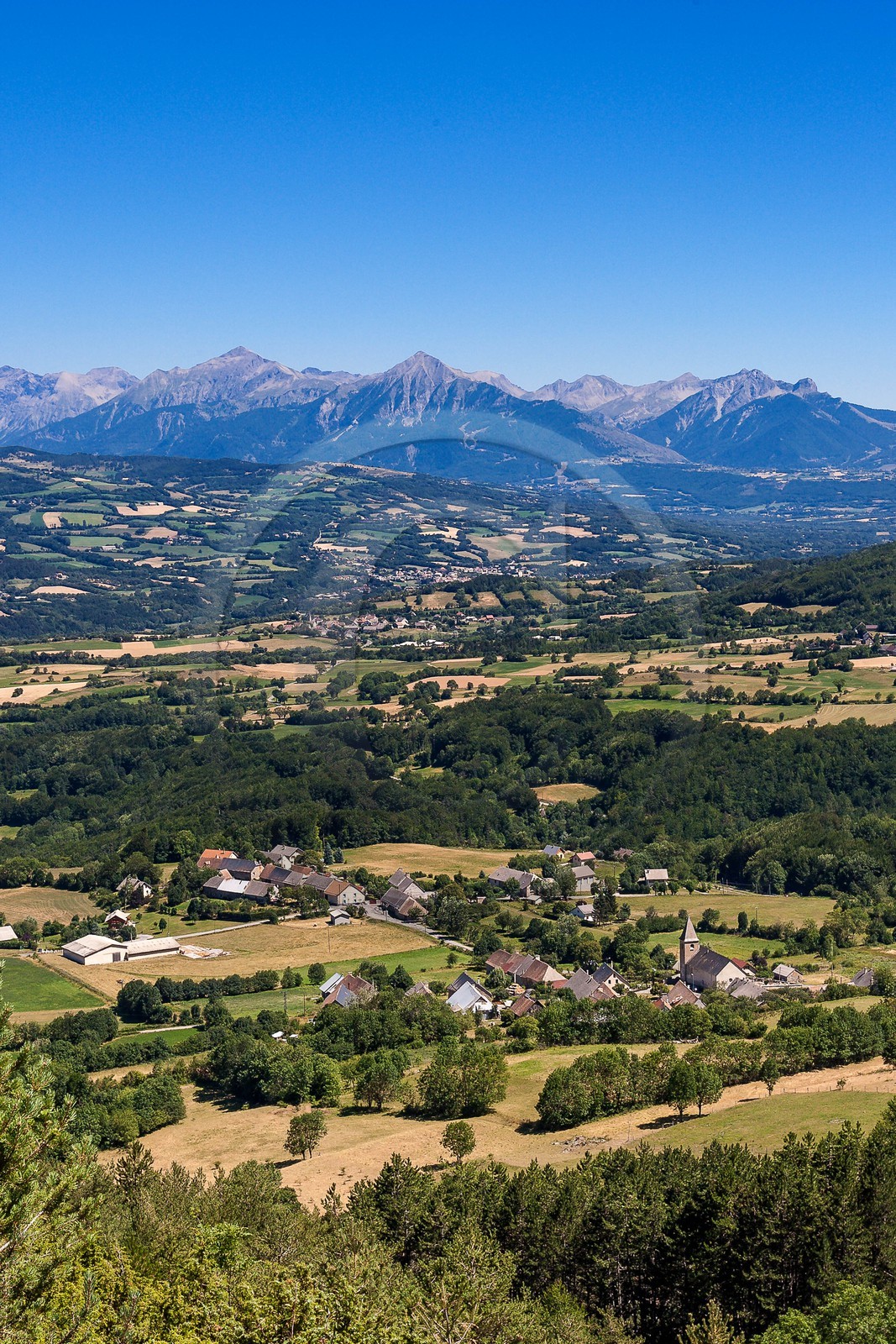 Vallée du Champsaur, le bocage et le village Le Noyer