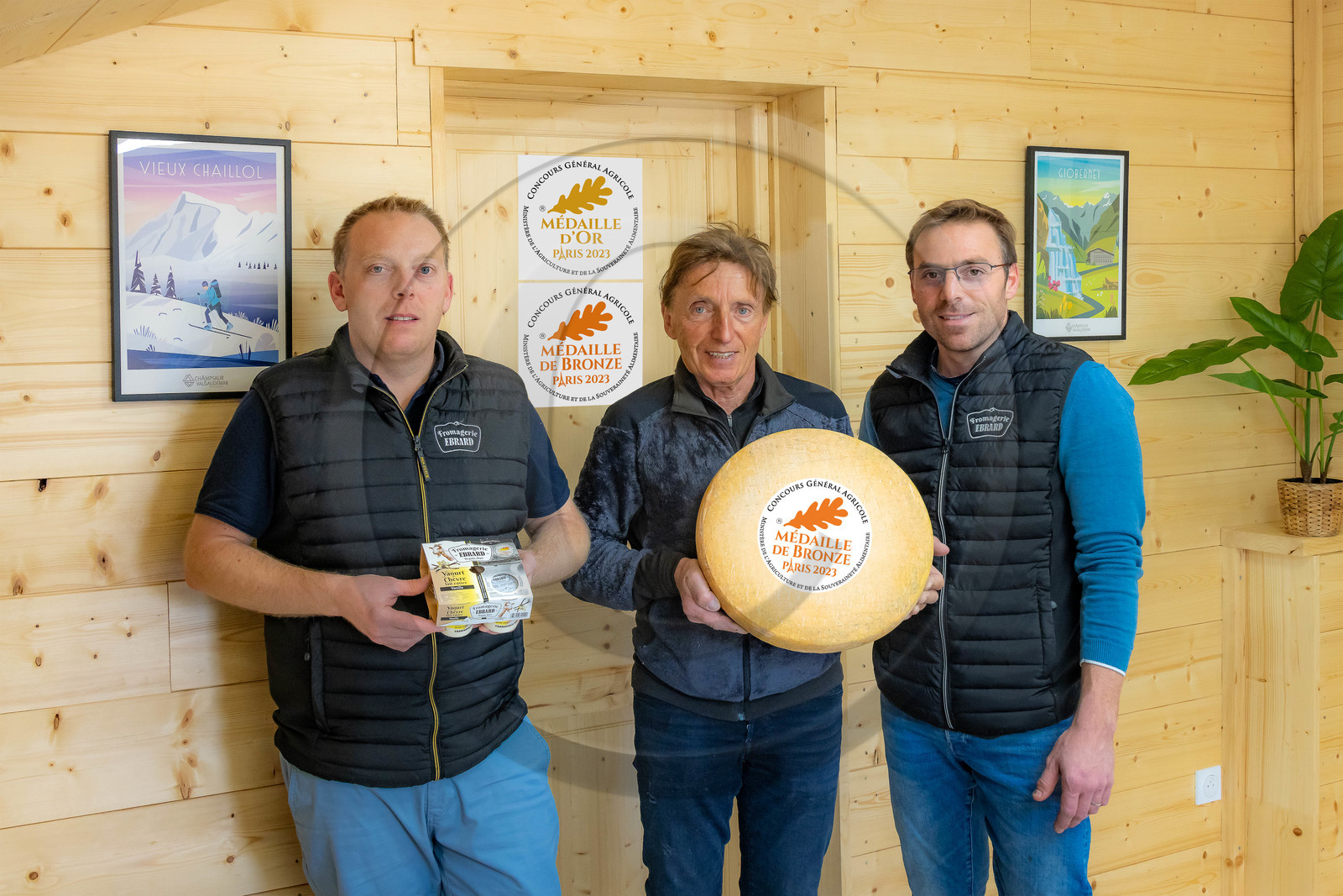 Hautes-Alpes (05), Vallée du Champsaur, fromagerie Ebrard, Médaille d'or Paris 2023 au Concours général Agricole pour les Yaourts de chèvre vanille et Médaille de bronze Paris 2023 pour la raclette vache à l'ail des ours