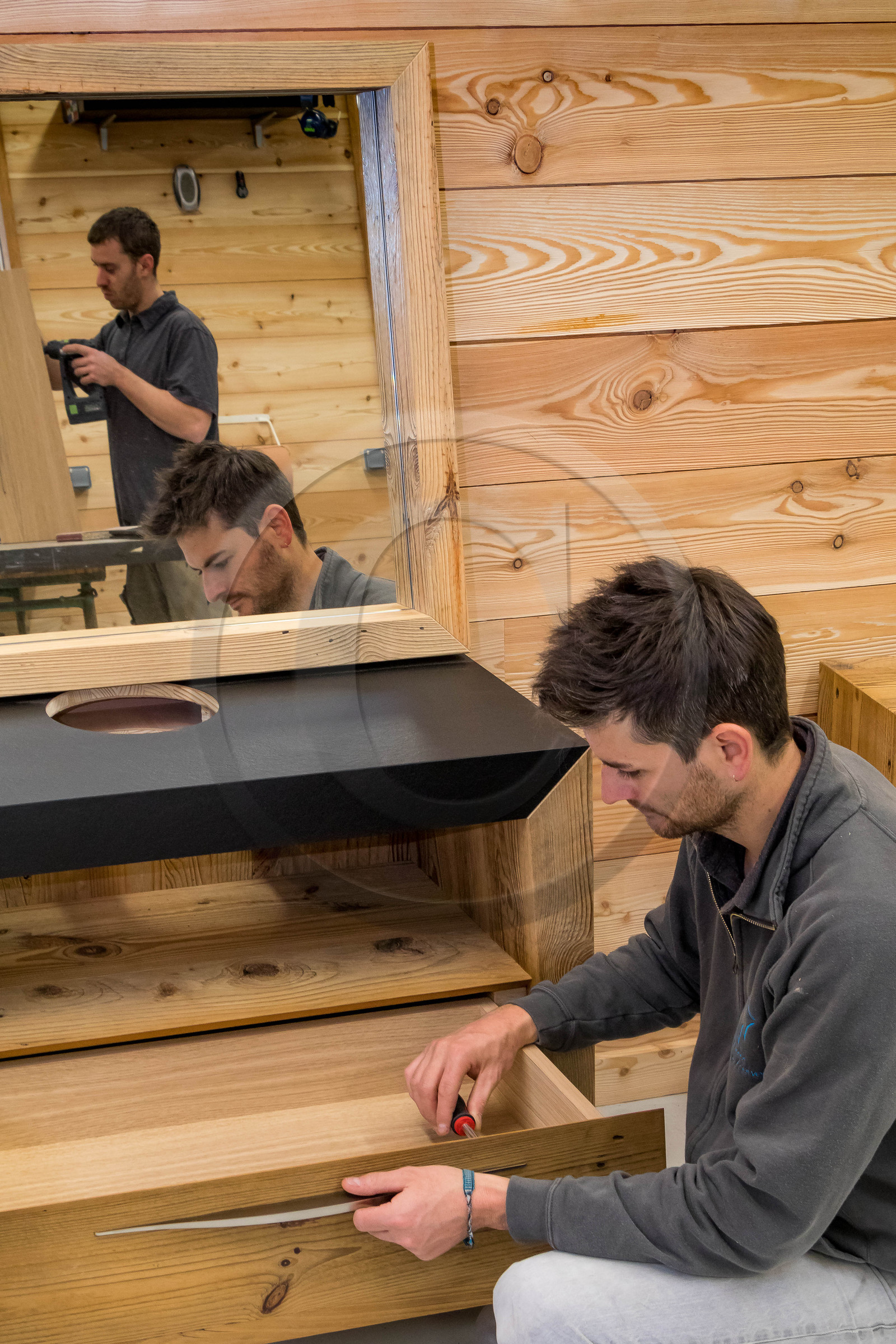 Atelier Monts & Merveilles, Clément Goudet, Compagnon Menuisier Ebéniste et Maxime Cuvelot responsable d'atelier Atelier Monts & Merveilles, Clément Goudet, Compagnon Menuisier Ebéniste et Maxime Cuvelot responsable d'atelier