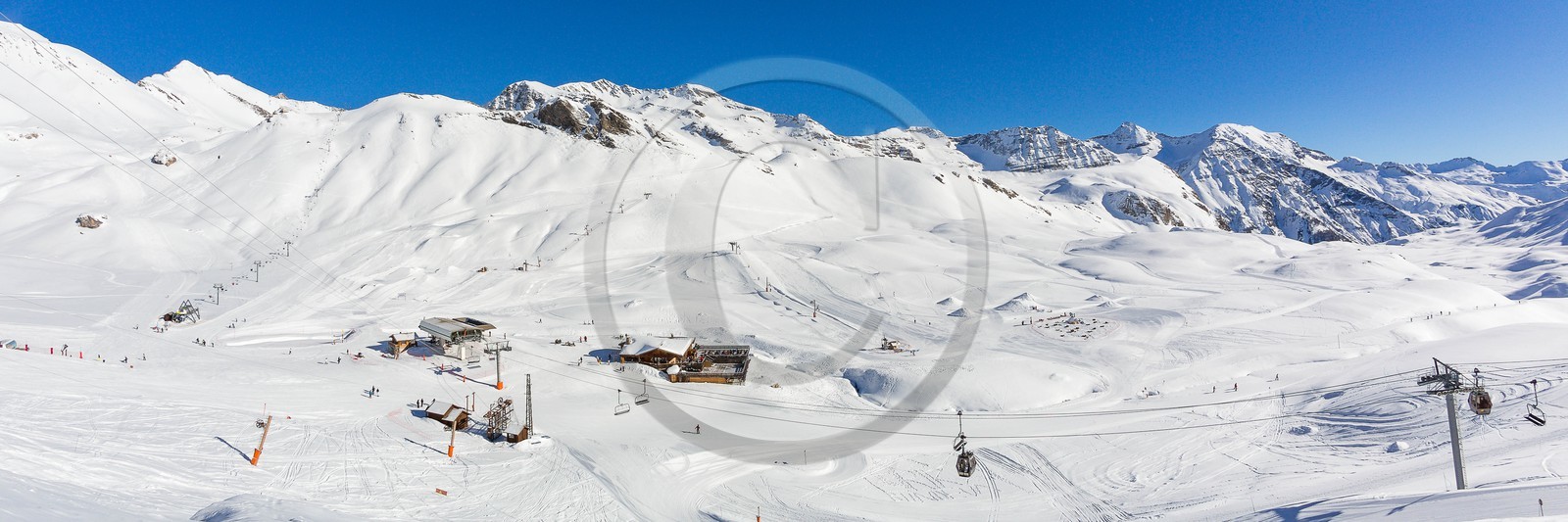 Station de ski d'Orcières 1850, plateau de Rocherousse, village d'igloo Williwaw