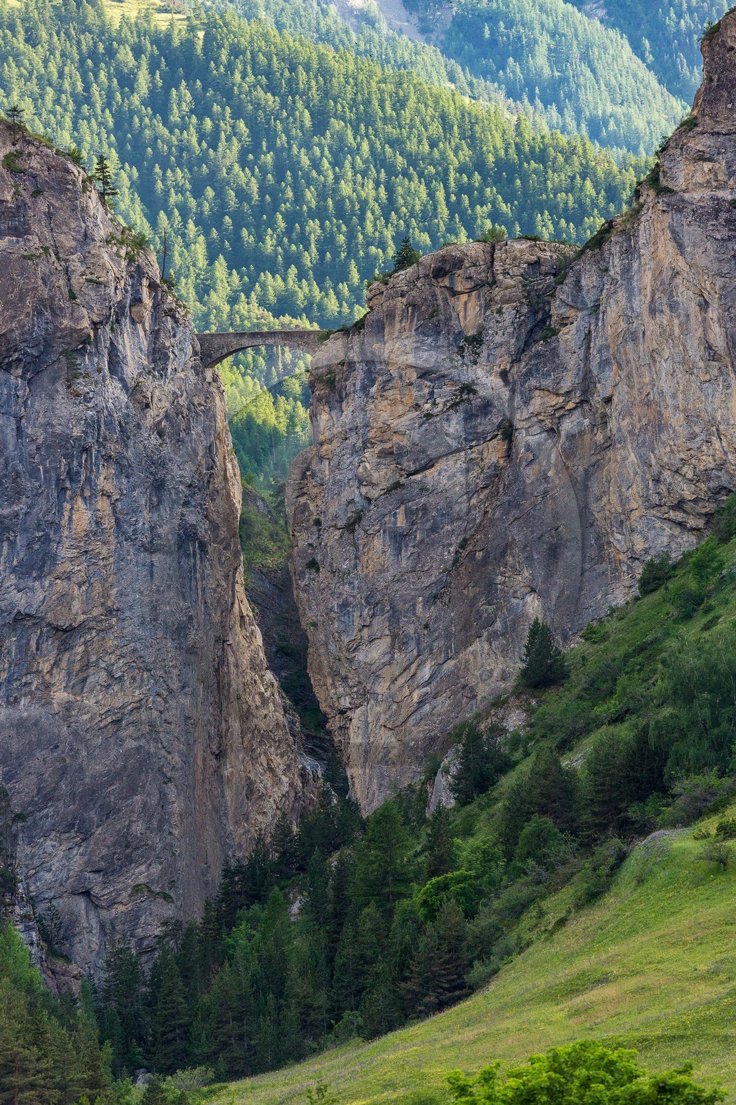 Saint-Paul-sur-Ubaye, Le pont du Châtelet domine l'Ubaye et permet d'accéder au village de Fouillouse