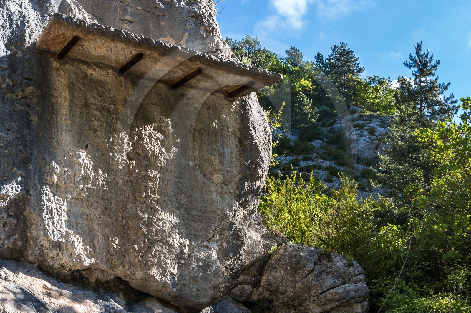 Saint-Geniez, Pierre écrite