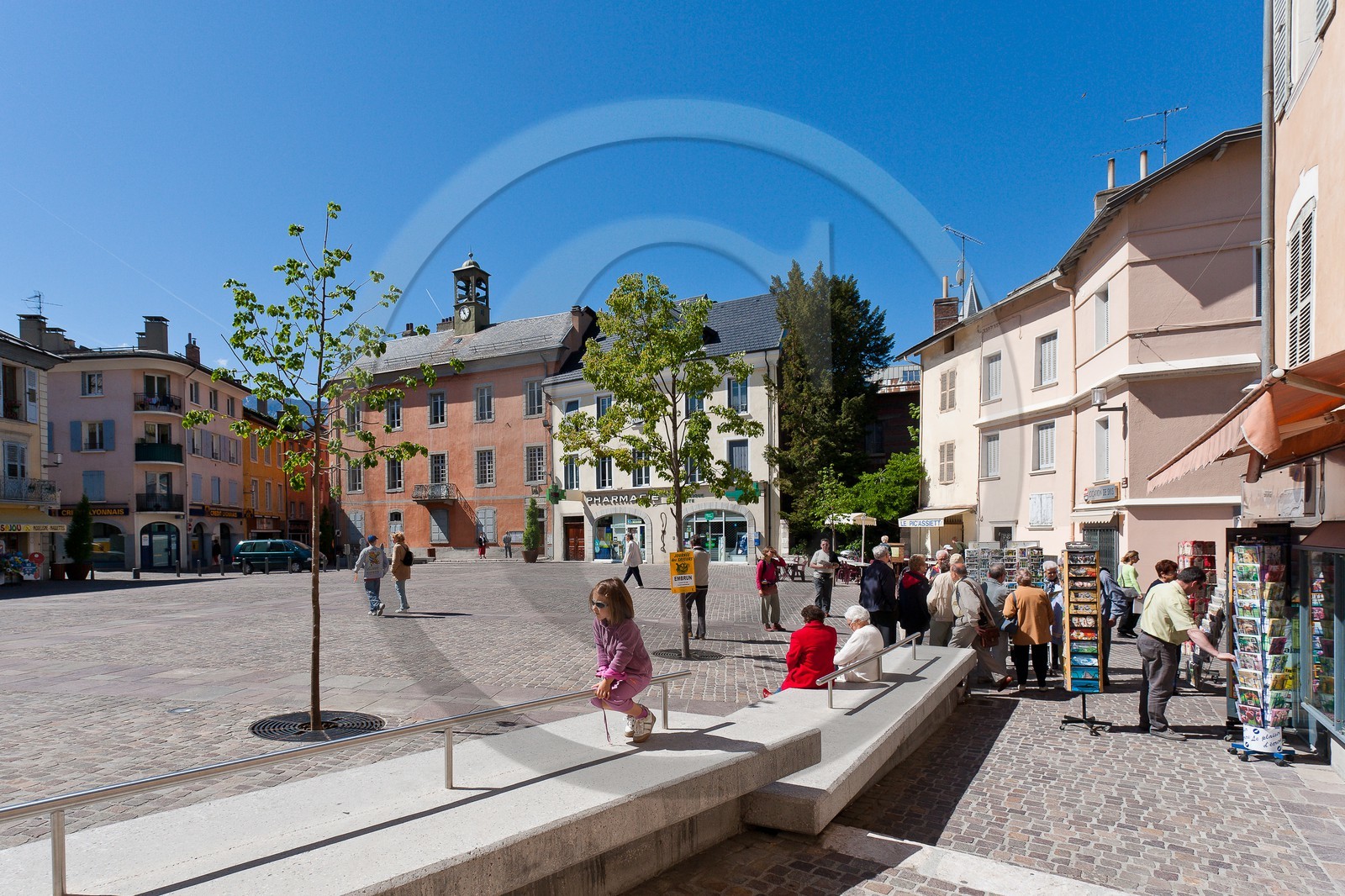 Embrun, La place Barthelon et la mairie