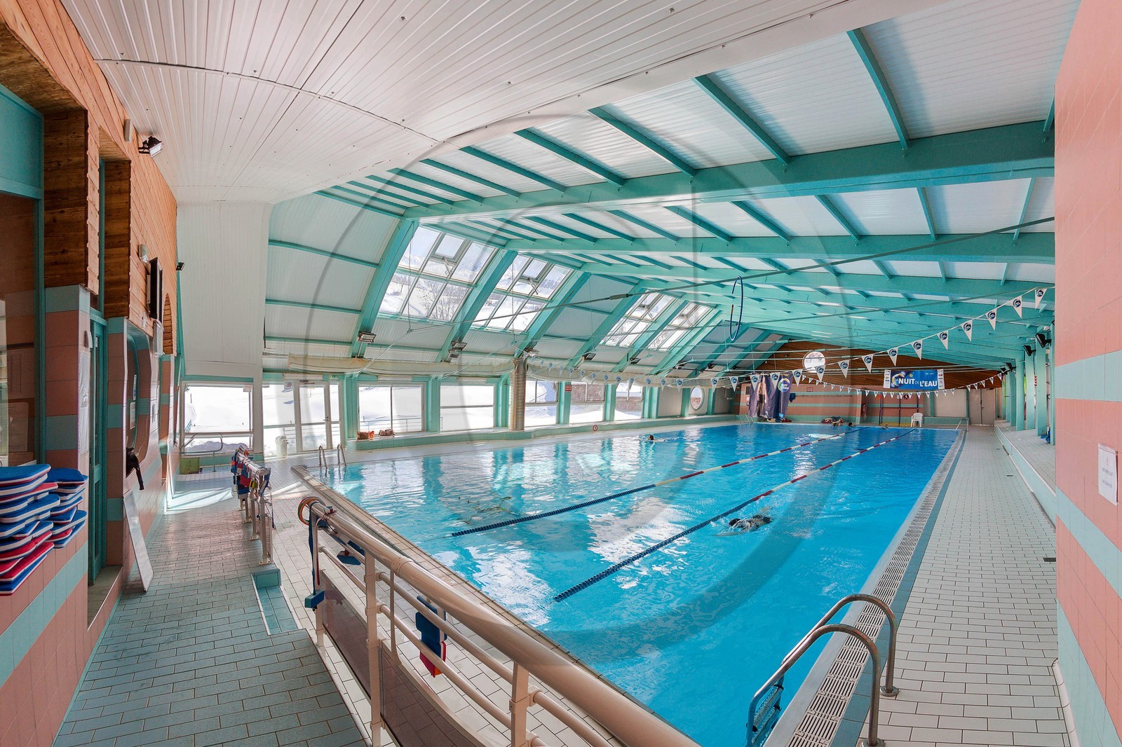 La station de ski Sauze Super-Sauze est une station village, la piscine couverte