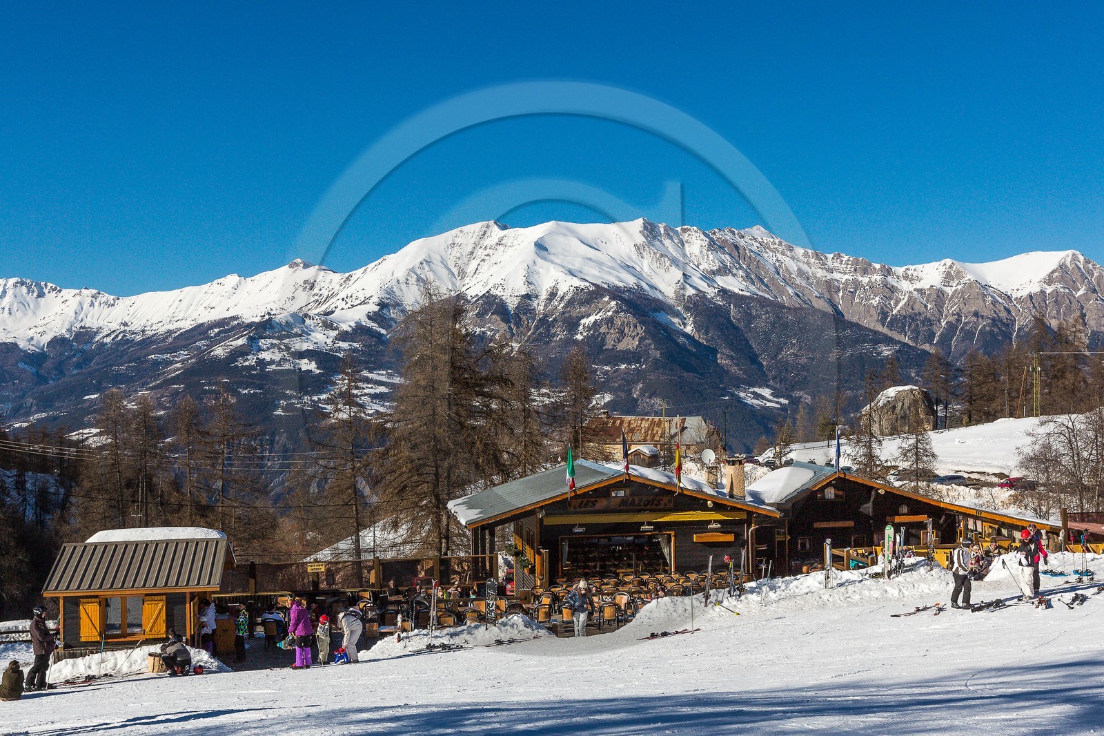 La station de ski Sauze Super-Sauze est une station village, restaurant les 2 Mazots