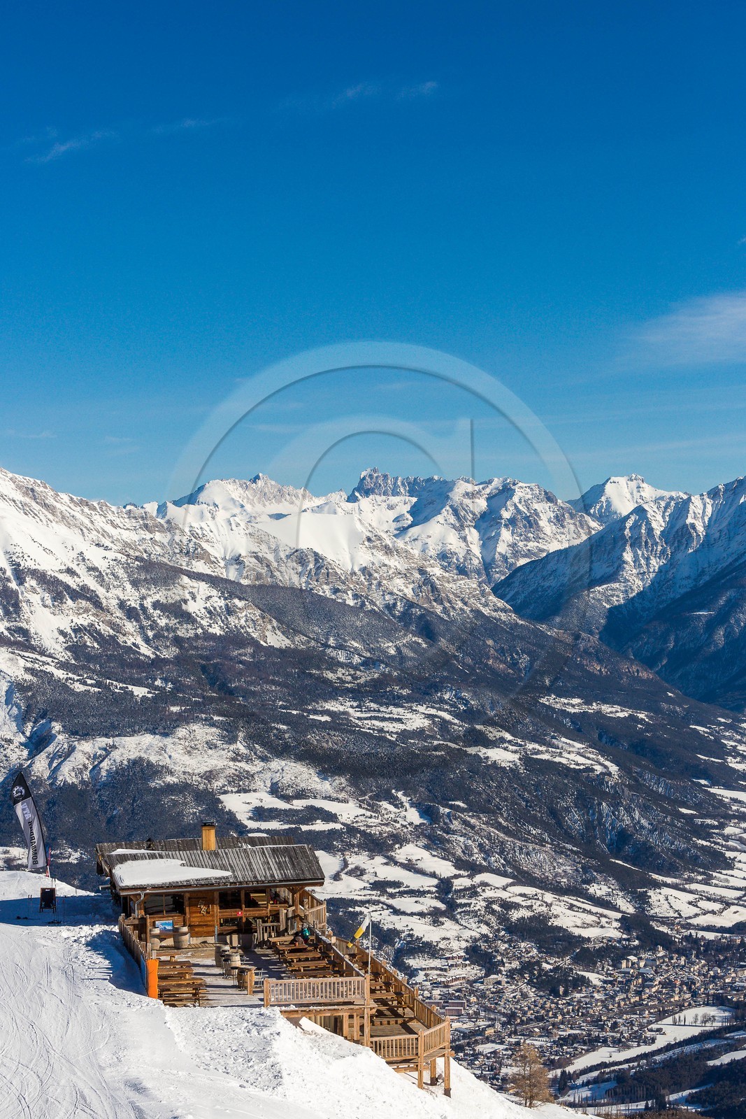 Uvernet-Fours, station de ski de Praloup, restaurant d'altitude Le Peguieou