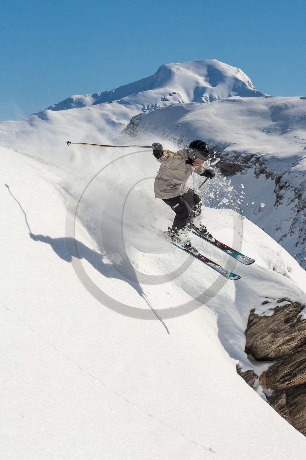 Ski enfant poudreuse, saut de corniche