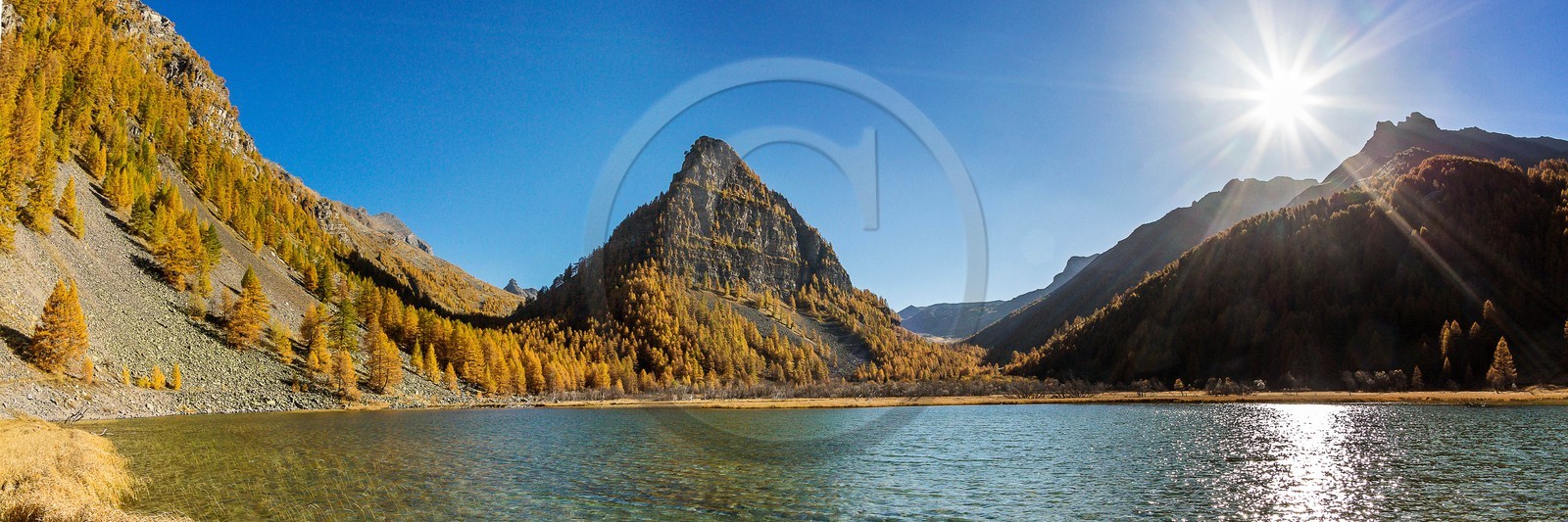Jausiers, Lac des Sagnes et forêt de mélèzes à l'automne