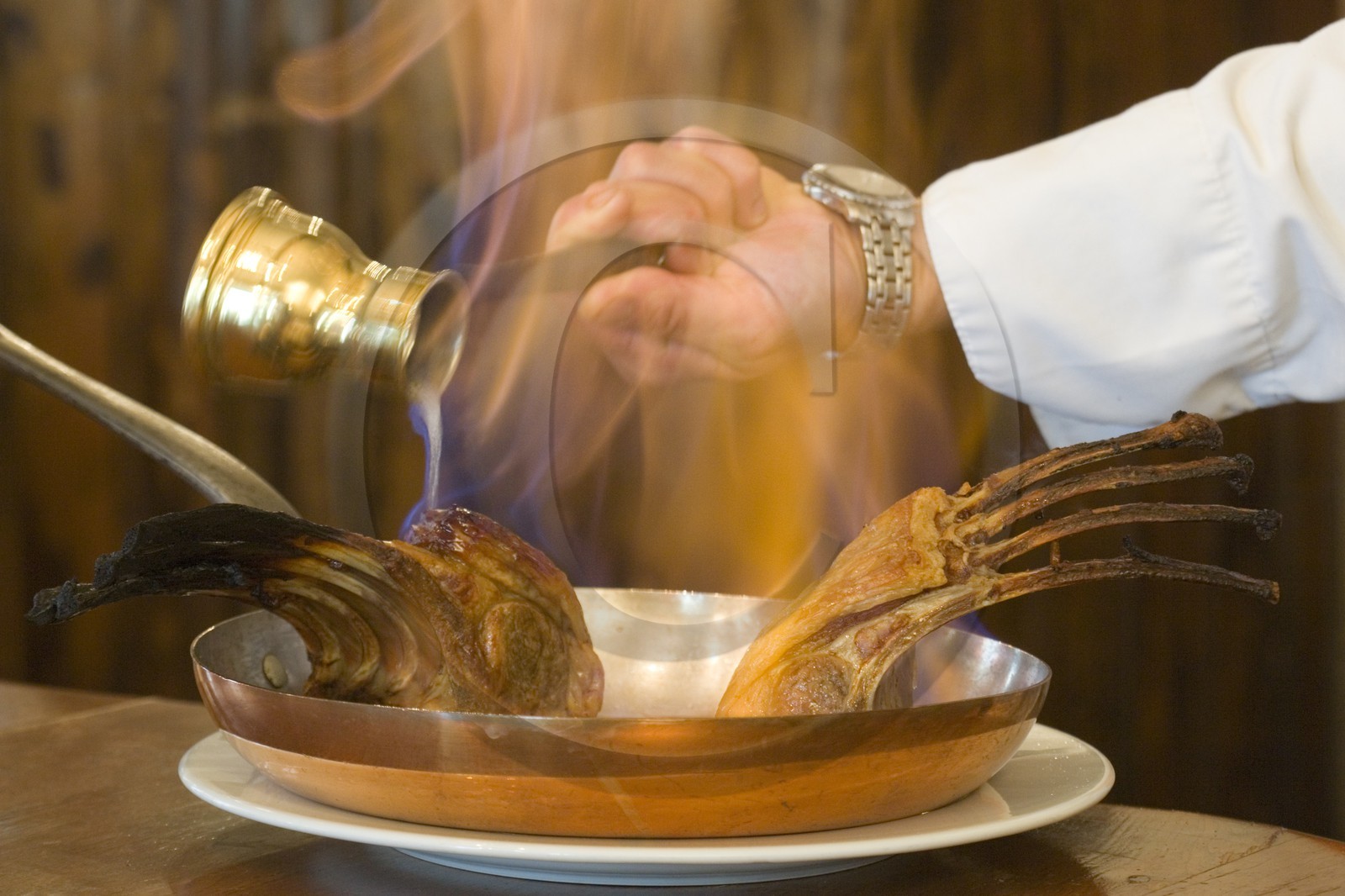 Côtelettes d'agneau flambées à la liqueur de mélèze