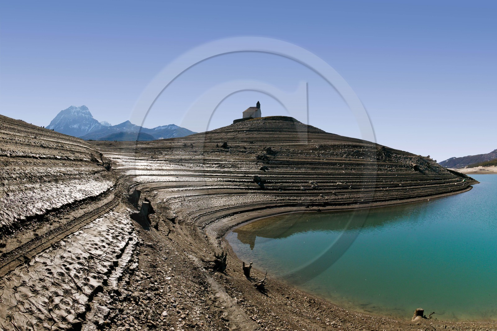 Lac de Serre-Ponçon, la baie et la Chapelle Saint-Michel,