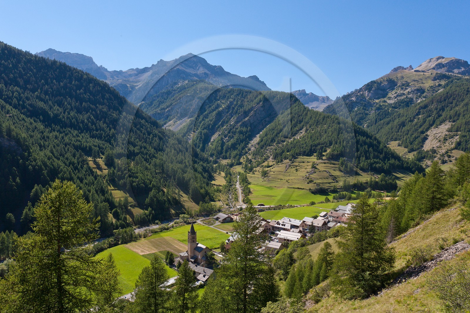village d'Arvieux sur la route du col de l'Izoard