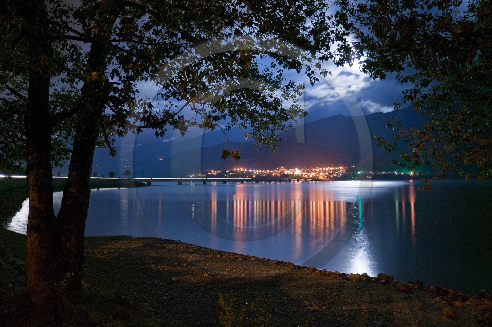 Lac de Serre-Ponçon, Savines-le-Lac et le pont