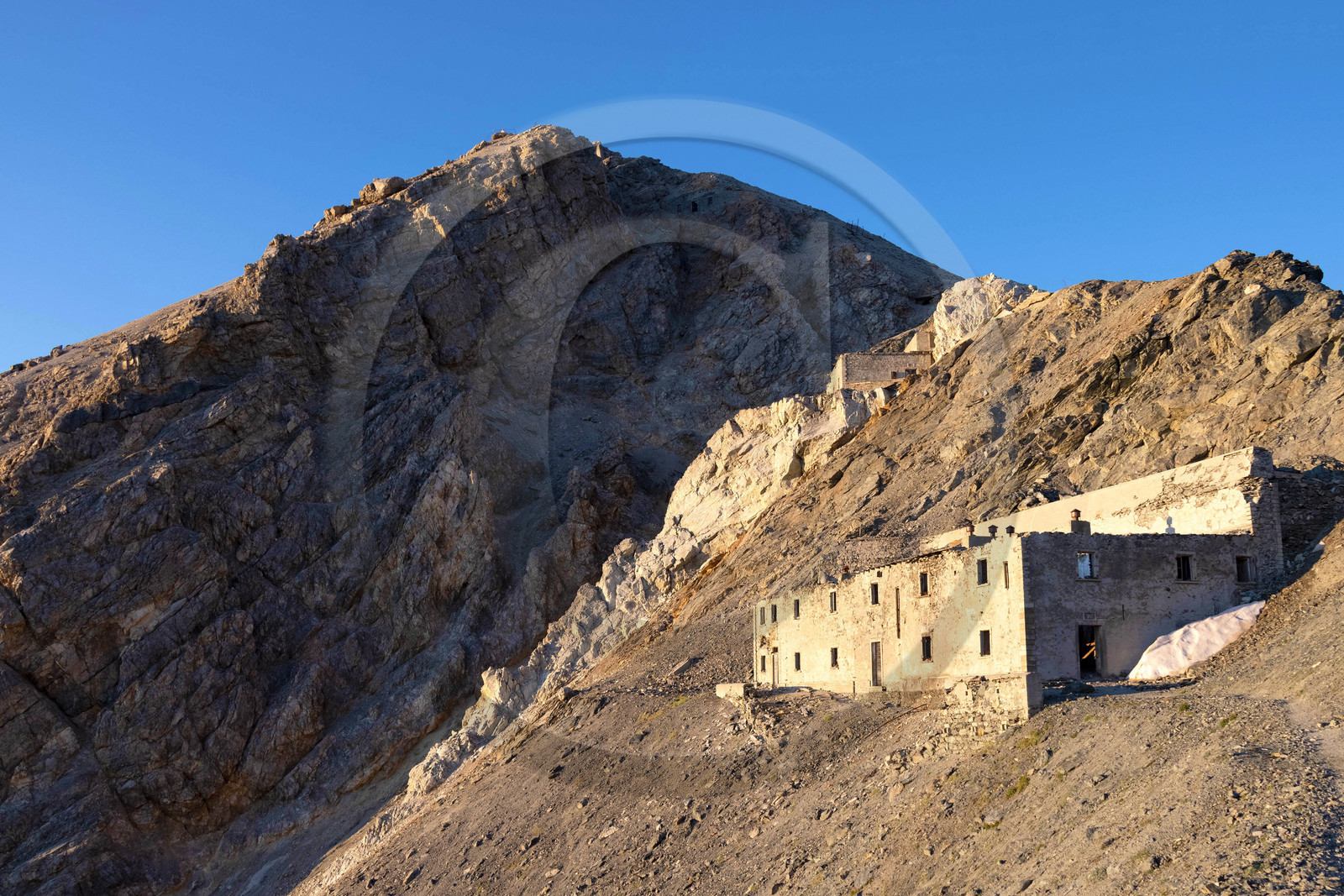 Fort du Chaberton et les ruines de l'ancien camp militaire