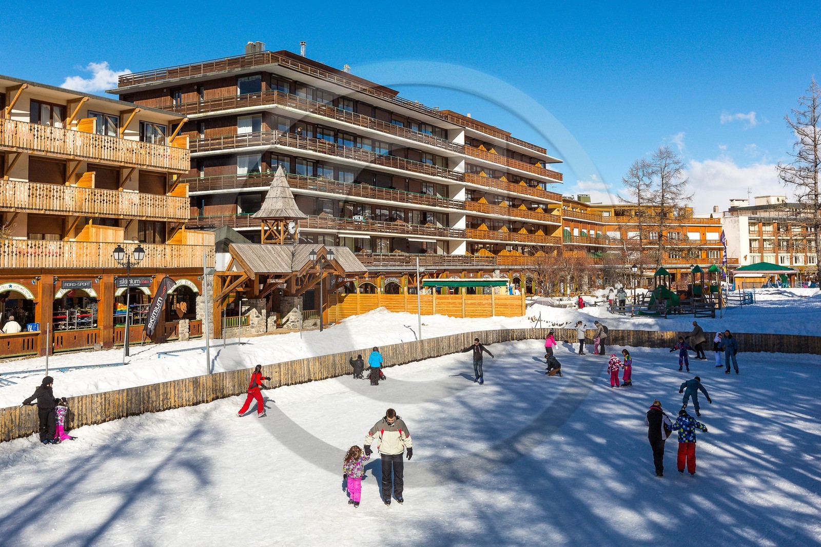 Uvernet-Fours, station de ski de Praloup, patinoire extérieure