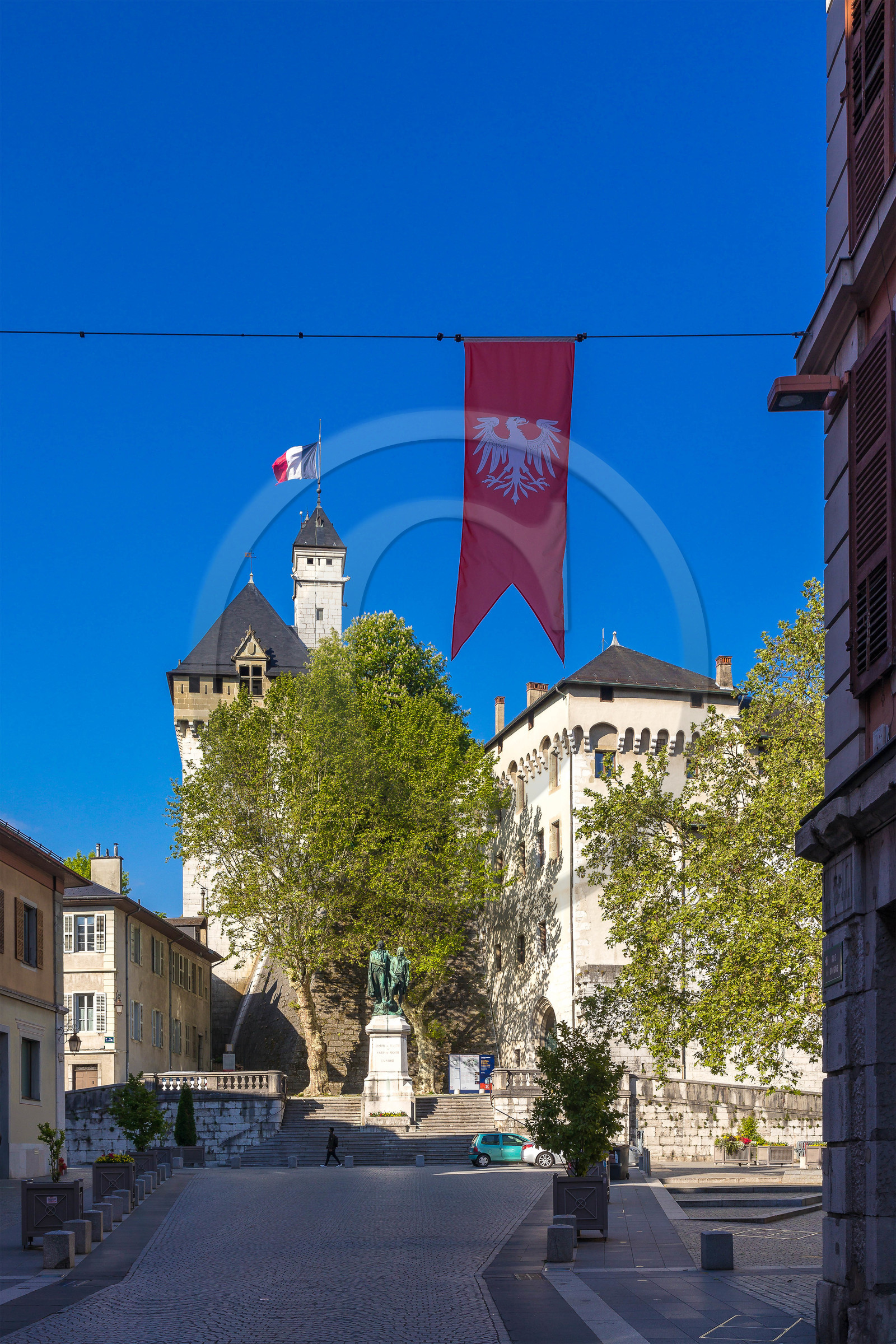 Chambéry, place du Château et La Tour des Archives