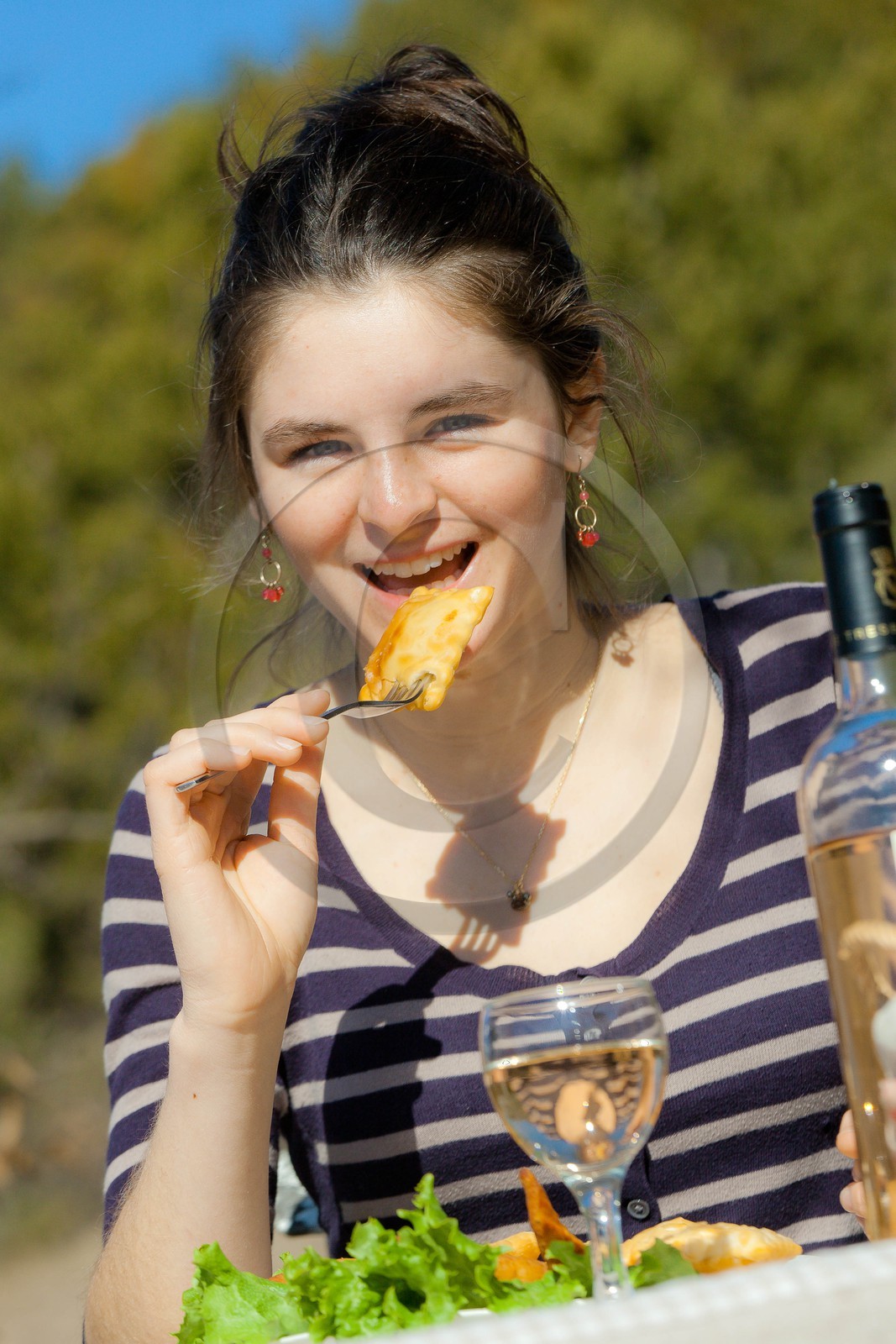 Tourton du Champsaur, jeune fille goutant une spécialité culinaire de la vallée du Champsaur