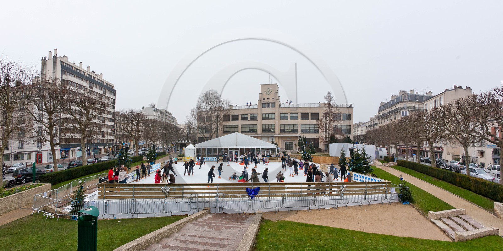 La patinoire en glace naturelle installée par Synerglace à Charenton-le-Pont